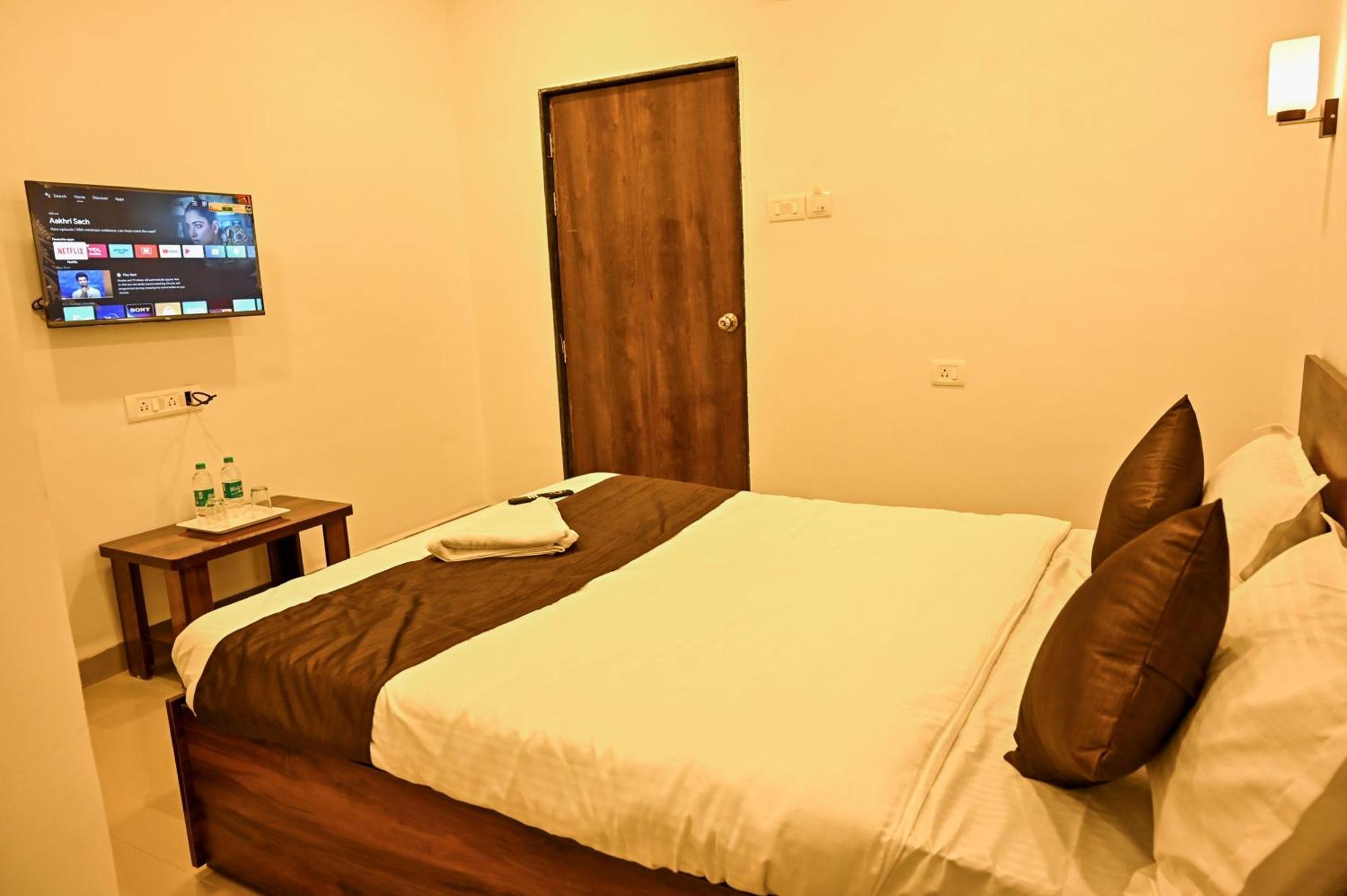 Airport Hotel *