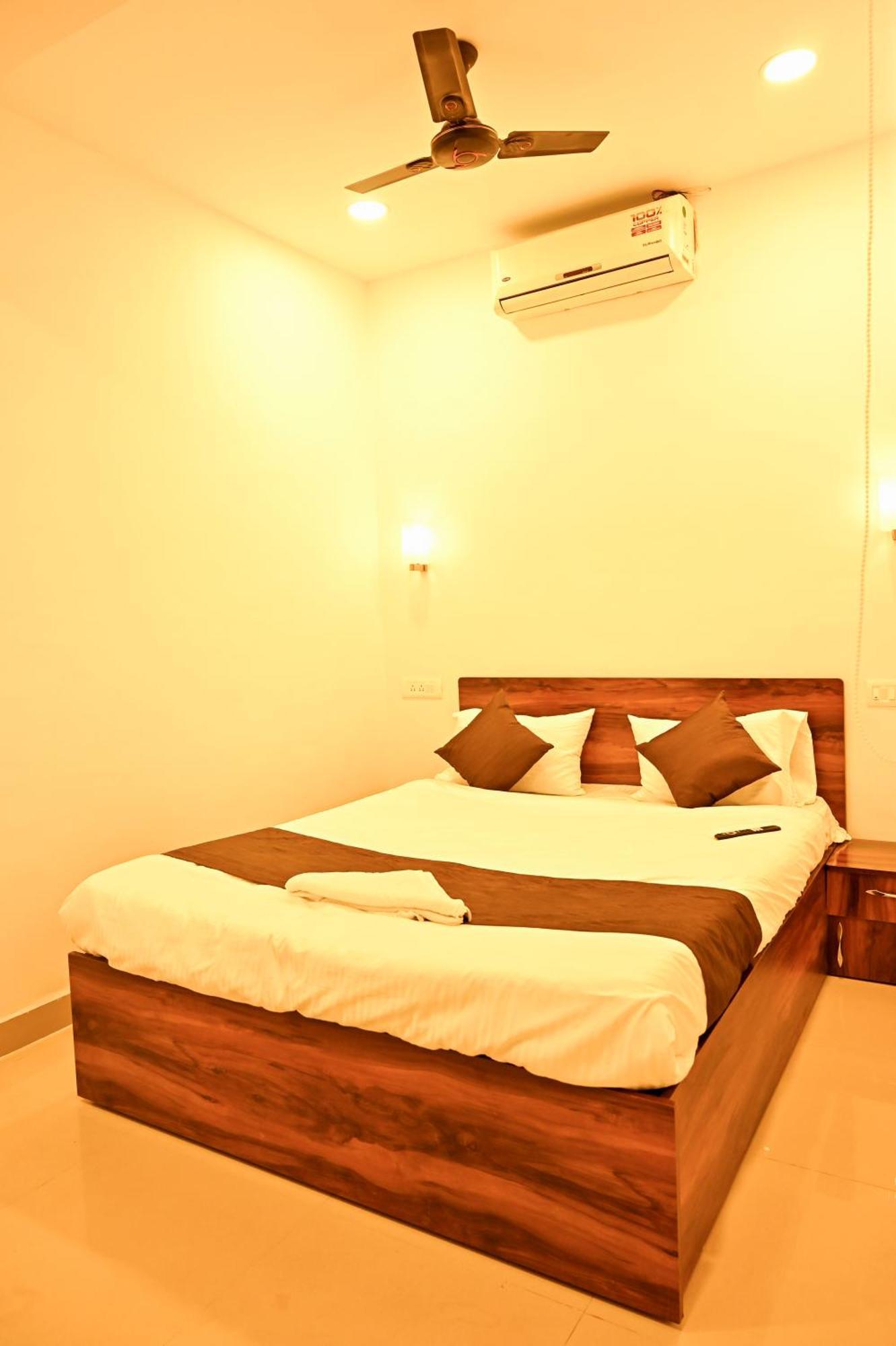 Airport Hotel *