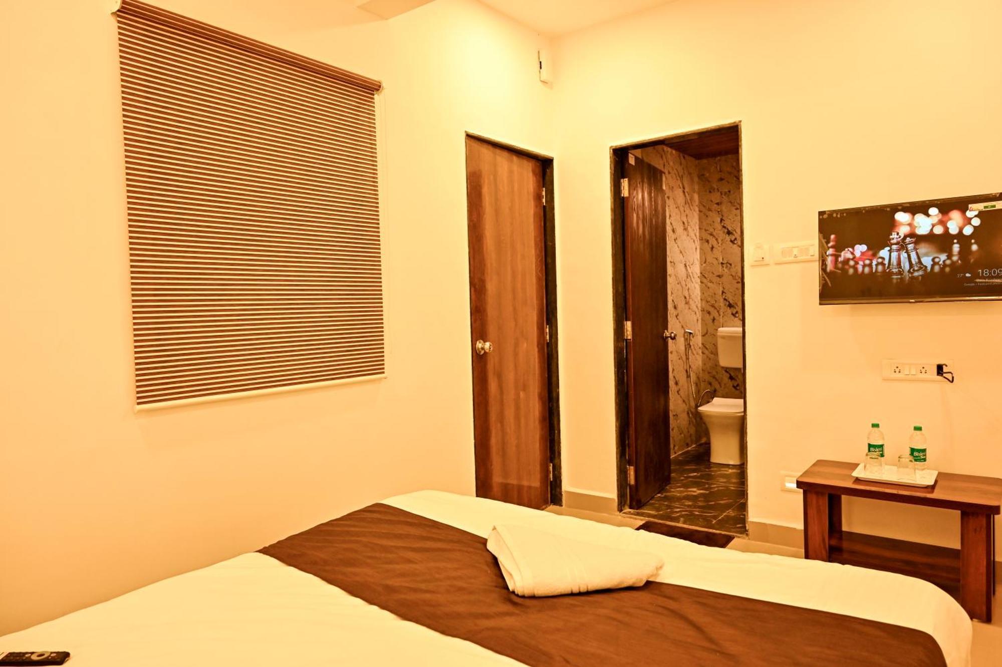 Airport Hotel *